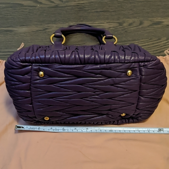 Authentic Miu Miu matelessé bag - Picture 2 of 8